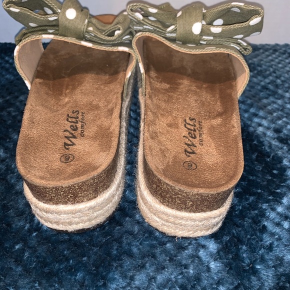 Wells Comfort-Poke a Dot Slide-on Sandals. - Picture 3 of 4
